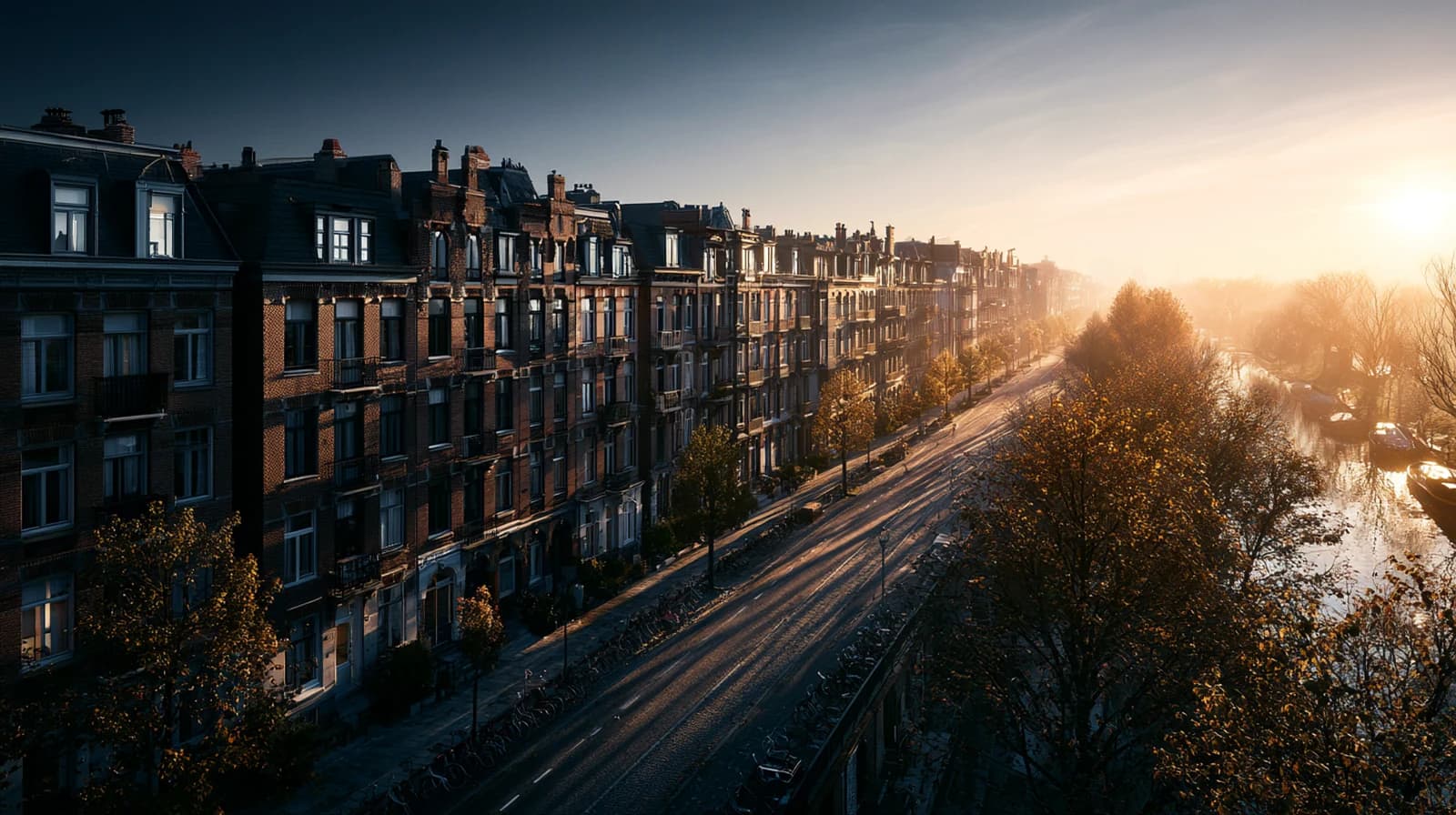 Avondlicht over een Amsterdamse gracht met karakteristieke grachtenpanden
